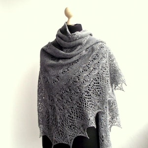 Chal de encaje de lana merino tejido a mano: Chal de tweed gris; chal triangular de punto gris