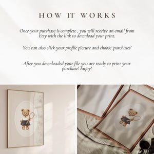 K&ouml;nnte beinhalten: Ein gerahmter Druck mit einem Teddyb&auml;ren in Tennisbekleidung, der einen Schl&auml;ger h&auml;lt. Der B&auml;r befindet sich vor einem gestreiften Hintergrund in einem Oval. Der Text "HOW IT WORKS" steht oben, mit Anweisungen zum Herunterladen des Drucks.
