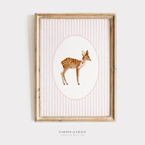 Deer Wald Deko fürs Kinderzimmer | Soft Pink Mädchen Zimmer Dekor | Druckbare Waldtier mit Schleife Print | Digitales Vintagecore Cottage Poster