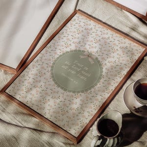 Op de afbeelding: Houten ingelijste print met bloemenpatroon en de tekst "Trust in the Lord with all your heart." Een kopje thee en melk staan ernaast. De print is 30x40 cm.
