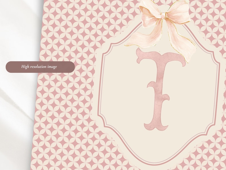 Puede incluir: Un dise&ntilde;o decorativo con la letra "F" rosa dentro de un marco color crema, adornado con un lazo. El fondo tiene un patr&oacute;n repetitivo de formas de diamante rosas y crema. Las palabras "High resolution image" est&aacute;n en un rect&aacute;ngulo marr&oacute;n.