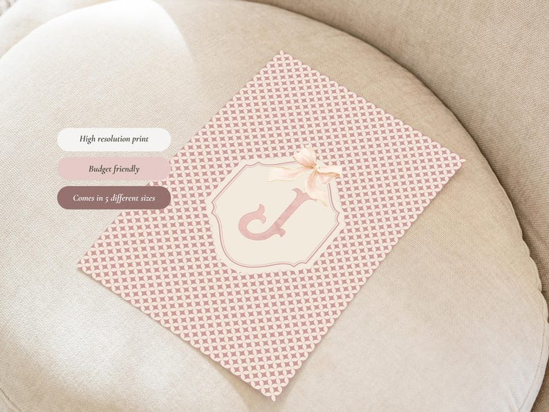 Puede incluir: Una impresi&oacute;n rosa estampada con un marco decorativo con la letra "J" y un lazo. La impresi&oacute;n tiene el texto "High resolution print", "Budget friendly" y "Comes in 5 different sizes".