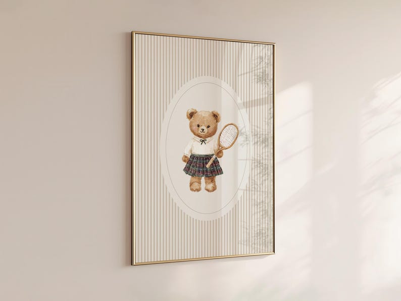 K&ouml;nnte beinhalten: Gerahmter Druck mit einer Aquarellillustration eines Teddyb&auml;ren, der einen Tennisschl&auml;ger h&auml;lt. Der B&auml;r tr&auml;gt ein wei&szlig;es Hemd, einen karierten Rock und eine schwarze Fliege. Der Hintergrund hat vertikale Streifen.
