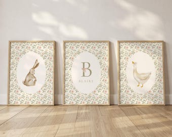 Set di stampe personalizzate per la cameretta dei bambini con nome e iniziali, regalo personalizzato, decorazione murale vintage con coniglietto e oca in stile Cottagecore, stampe floreali per bambine, verde salvia e rosa