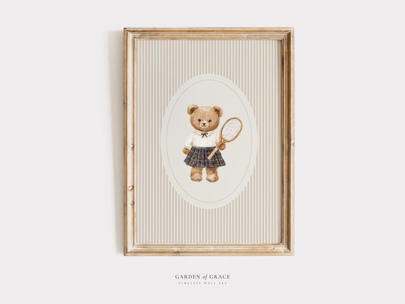 K&ouml;nnte beinhalten: Gerahmter Druck mit einer Aquarellillustration eines Teddyb&auml;ren, der ein wei&szlig;es Hemd und einen karierten Rock tr&auml;gt und einen Tennisschl&auml;ger h&auml;lt. Der Hintergrund hat vertikale beige und wei&szlig;e Streifen. Der Rahmen ist hellbraun.