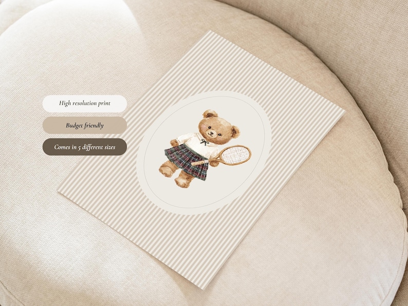 K&ouml;nnte beinhalten: Ein beige-wei&szlig; gestreifter Druck mit einer Aquarellillustration eines Teddyb&auml;ren in Tennisbekleidung, der einen Schl&auml;ger h&auml;lt. Die Illustration befindet sich in einem Oval. Der Text auf dem Druck lautet "High resolution print", "Budget friendly" und "Comes in 5 different sizes".