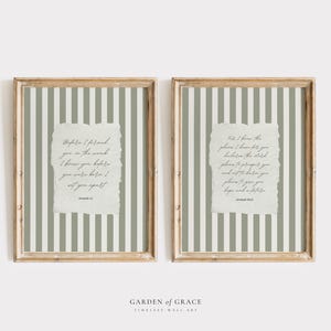 Puede incluir: Dos impresiones enmarcadas con texto escrito a mano sobre texturas de papel rasgado, sobre un fondo a rayas verdes y blancas. Los marcos son de color marrón claro. Son arte mural.