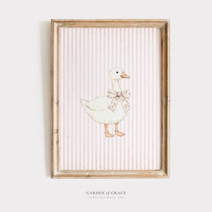 Silly Little Goose Nursery Wall Art / Decorazione per la cameretta dei bambini con motivo a quadretti di anatre / Stampa di animali da fattoria / Poster rosa tenue / Illustrazione vintage di un'oca