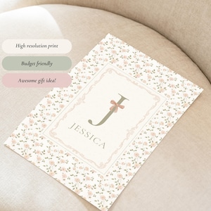 Pu&ograve; includere: Una stampa personalizzata con il nome "Jessica" e la lettera "J" con un fiocco. La stampa ha un bordo a motivi floreali ed &egrave; esposta su una superficie neutra. Il testo sulla stampa recita "High resolution print", "Budget friendly" e "Awesome gift idea!"