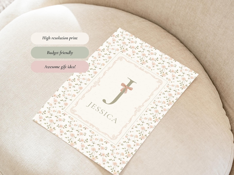 Pu&ograve; includere: Una stampa personalizzata con il nome "Jessica" e la lettera "J" con un fiocco. La stampa ha un bordo a motivi floreali ed &egrave; esposta su una superficie neutra. Il testo sulla stampa recita "High resolution print", "Budget friendly" e "Awesome gift idea!"