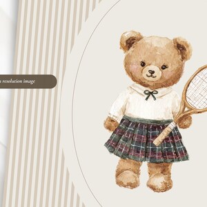 K&ouml;nnte beinhalten: Aquarellillustration eines Teddyb&auml;ren mit wei&szlig;em Kragenhemd, kariertem Rock und einem Holz-Tennisschl&auml;ger. Der B&auml;r hat braunes Fell und rosige Wangen. Das Bild ist vor einem neutralen Hintergrund.