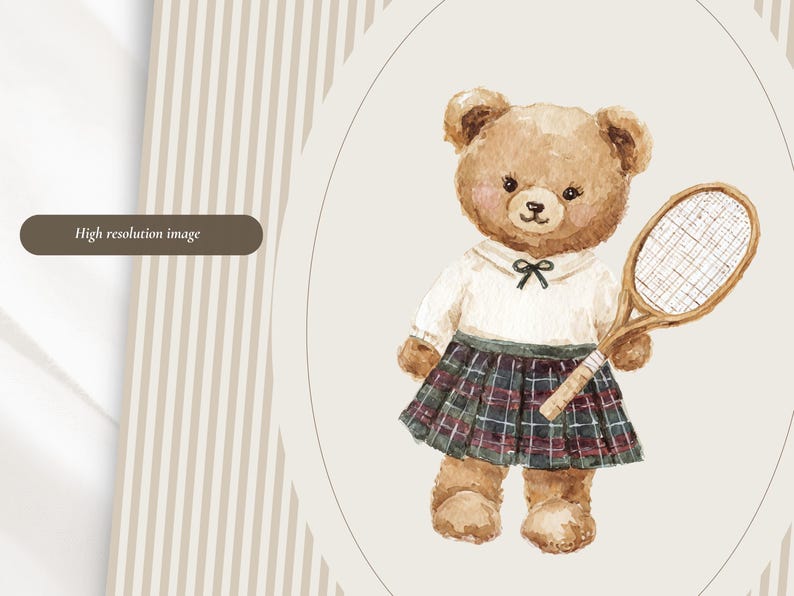 K&ouml;nnte beinhalten: Aquarellillustration eines Teddyb&auml;ren mit wei&szlig;em Kragenhemd, kariertem Rock und einem Holz-Tennisschl&auml;ger. Der B&auml;r hat braunes Fell und rosige Wangen. Das Bild ist vor einem neutralen Hintergrund.