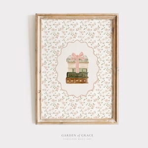 Può includere: Stampa incorniciata con una pila di libri legati con un fiocco rosa, su uno sfondo floreale. L'opera d'arte è in una cornice di legno invecchiato. Le parole "GARDEN OF GRACE" sono in basso sulla stampa.
