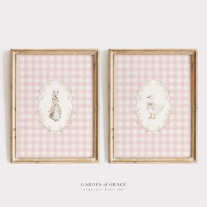 Set di decorazioni murali per cameretta Bunny and Silly Goose, decorazioni per cameretta per bambina in tessuto a quadretti rosa cipria, stampa di animali da fattoria, illustrazione di coniglio in stile cottagecore vintage