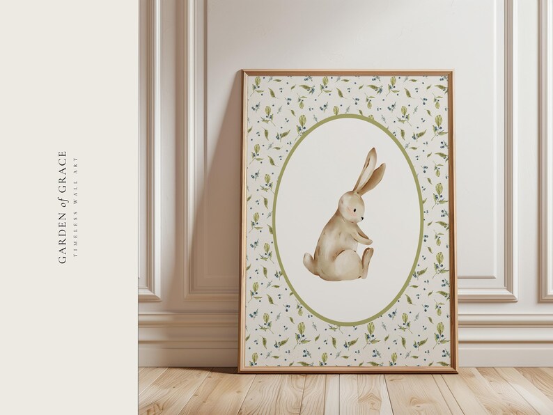 Puede incluir: Una impresi&oacute;n enmarcada con una ilustraci&oacute;n de acuarela de un conejo sentado. El conejo est&aacute; dentro de un &oacute;valo verde sobre un fondo de patrones florales. El marco es de madera, y el texto "GARDEN OF GRACE TIMELESS WALL ART" est&aacute; a la izquierda.