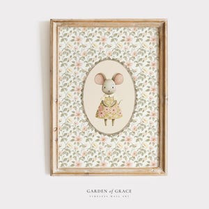 Puede incluir: Ilustración enmarcada de un ratón con un vestido floral, sobre un fondo floral. La obra de arte está en un marco de madera. El texto "GARDEN OF GRACE" está en la parte inferior.