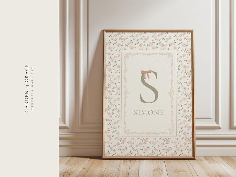 Pu&ograve; includere: Opera d'arte da parete incorniciata con un motivo floreale e un design centrale con il nome "Simone" e la lettera "S". L'opera d'arte ha una combinazione di colori rosa chiaro e verde, con un dettaglio a fiocco sopra la lettera. La cornice &egrave; di colore marrone caldo.