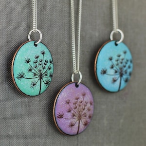 Colgante de esmalte de perejil de vaca - Joyas inspiradas en la naturaleza