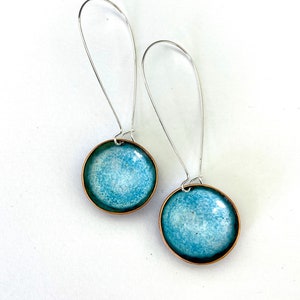 Boucles doreilles en émail turquoise sur de longs fils en argent sterling image 2