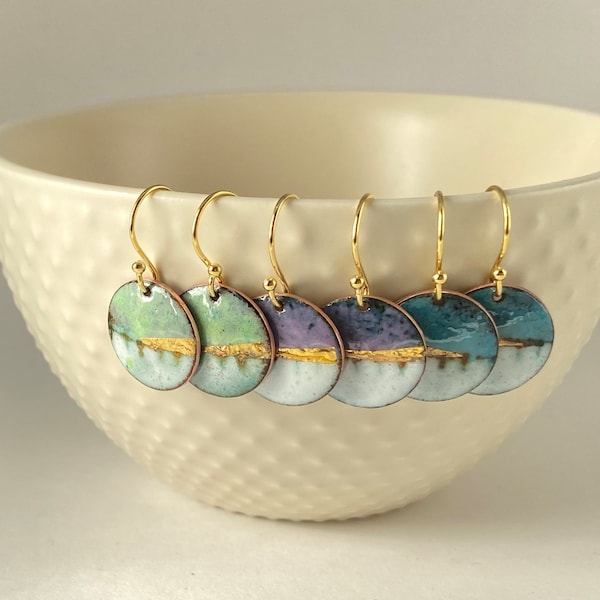 Boucles d'oreilles rondes en émail - petits paysages bleu turquoise avec de l'or. Cadeau spécial pour elle