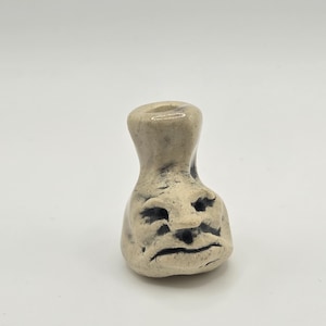 Figurine Tony en céramique torsadée : sculpture de visage grincheux lunatique