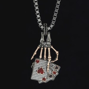 Skelett Hand Karten-Halskette - Gothic Poker Anhänger für Männer - Spieler Schmuck, Pik Herz Club Diamant Kette