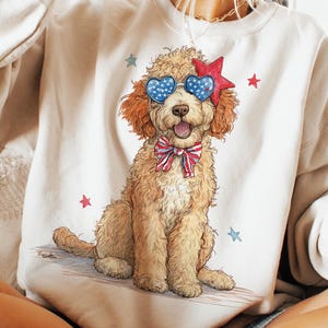 Goldendoodle patriottische png-clipart, Fourth Of July-hond png, Amerikaanse hond digitale afbeelding, hond draagt Stars And Stripes Bow-sublimatie