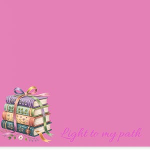 Puede incluir: Un bloc de notas cuadrado rosa con una pila de libros ilustrados atados con cintas de colores. Los libros son en tonos de verde, naranja, morado y azul. El texto "Light to my path" está escrito en cursiva.