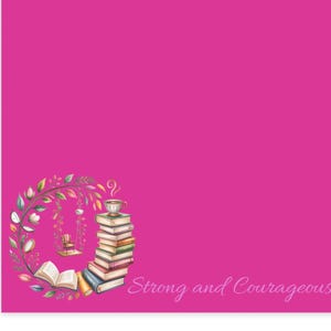 Puede incluir: Un bloc de notas cuadrado fucsia con una ilustración de acuarela. La ilustración presenta una pila de libros, una taza de té y una corona floral. El texto "Strong and Courageous" está escrito en una fuente de escritura.