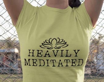 Camiseta unisex Heavily Meditated, camiseta de yoga, camiseta de mindfulness, regalo de meditación, ropa zen