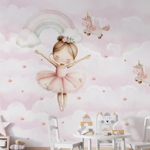 Può includere: Un murale ad acquerello rosa e bianco con una ballerina con un tutù rosa, un arcobaleno e tre unicorni. Il murale è su uno sfondo di nuvole e stelle.