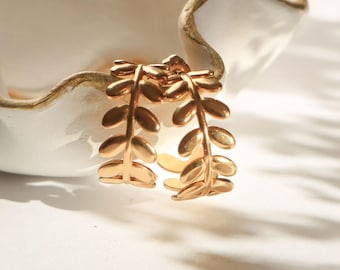 Leaf earrings, hoop earrings with leaf motif, natural hoop earrings with small leaves