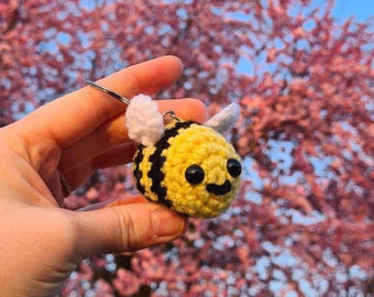 Finished crocheted bee, handmade yellow bee pendant, perfect for spring and summer, crocheted gifts in yellow