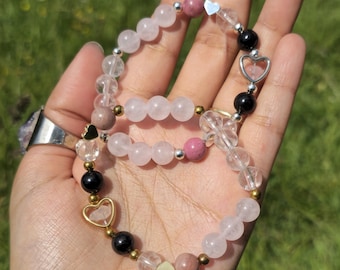 Pulsera de cristal del amor: cuarzo rosa, granate, rodonita y cuarzo transparente.
