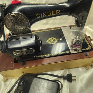1954 Vintage Working Pedal Hand Crank Singer Sewing Machine