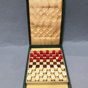 Op de afbeelding: Een rustiek houten bord met de tekst "Welcome to our home" in een handgeschreven stijl. Het bord heeft een verweerde afwerking en een eenvoudig, uitnodigend ontwerp, perfect voor entree decoratie.