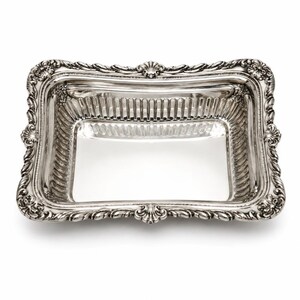 Könnte beinhalten: Eine rechteckige Servierschale aus Silber mit polierter Oberfläche. Der Rand ist mit einem verzierten, erhabenen Muster versehen, das Muschelornamente in der Mitte jeder Seite und ein wiederkehrendes Seilmotiv aufweist. Die Innenwände sind geriffelt.