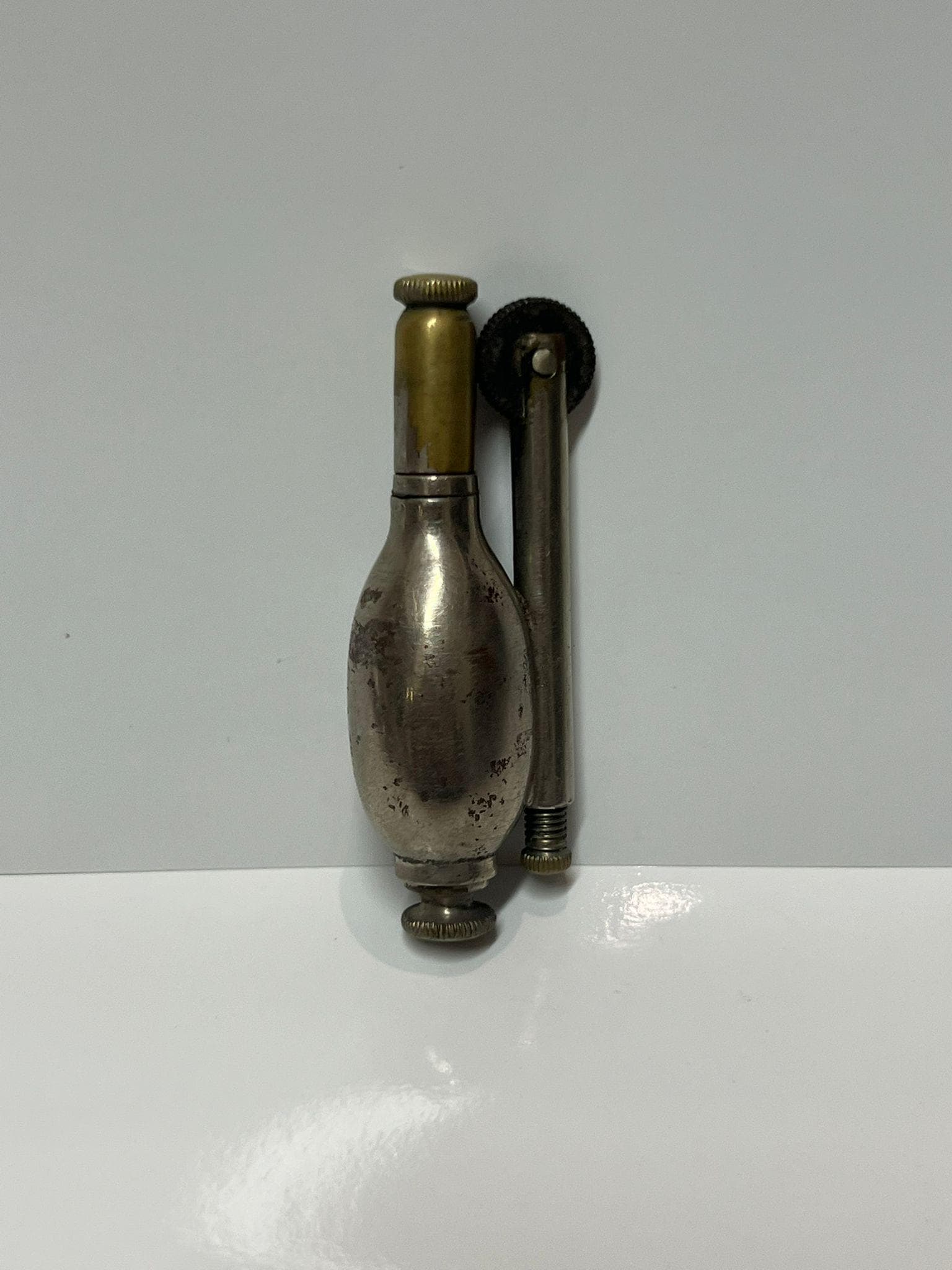 Petit Briquet élégant Argenté Brossé Partner – Vintage Années 70/80 (Patine Naturelle)