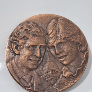 Medalla de bronce antigua de C. CT La boda del príncipe de Gales y Lady Diana Spencer 1981
