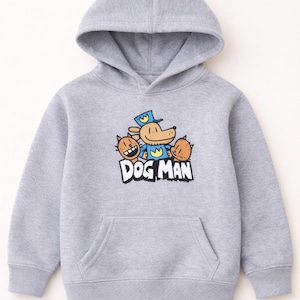 Peut inclure: Un sweat à capuche gris avec un motif Dog Man. Le motif représente un chien de dessin animé portant un chapeau de policier, deux personnages de chat et les mots "DOG MAN". Le sweat à capuche a une poche avant et une capuche.