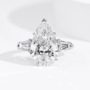 5CT Pear Cut Lab Diamond Ring: 18K Gold, E VVS2, GIS Certified
