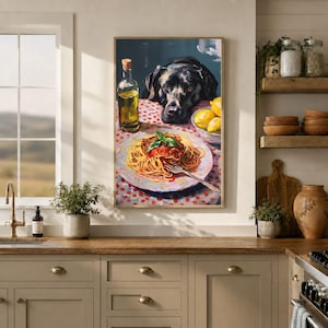 Pode incluir: Uma pintura emoldurada retrata um c&atilde;o preto olhando para um prato de espaguete com molho de tomate e manjeric&atilde;o. Uma garrafa de azeite e uma tigela de lim&otilde;es tamb&eacute;m est&atilde;o sobre a mesa. A mesa &eacute; coberta com uma toalha de mesa de bolinhas vermelhas e brancas.