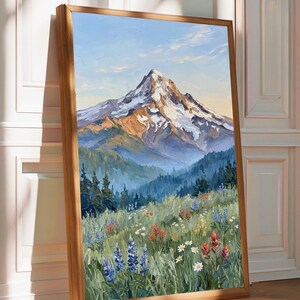 Pu&ograve; includere: Un dipinto a olio incorniciato verticalmente che raffigura una cima di montagna innevata che sovrasta una fitta foresta di pini verde scuro. Il primo piano presenta un prato vivace pieno di lupini blu, pennelli indiani rossi e margherite bianche.