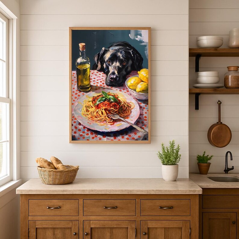Pode incluir: Pintura emoldurada que retrata um c&atilde;o preto olhando para um prato de espaguete com molho de tomate e manjeric&atilde;o. Uma garrafa de azeite e uma tigela de lim&otilde;es tamb&eacute;m est&atilde;o sobre a mesa. A mesa &eacute; coberta com uma toalha de mesa de bolinhas vermelhas e brancas.