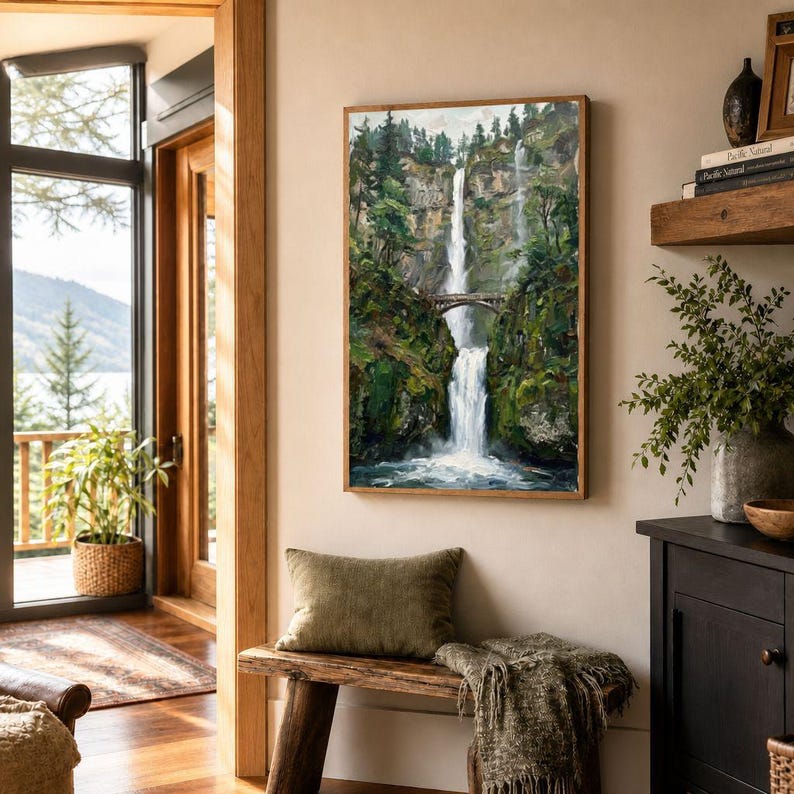 Pu&ograve; includere: Un dipinto a olio verticale in una cornice di legno che raffigura una cascata a pi&ugrave; livelli che scende lungo una scogliera rocciosa coperta di muschio. Un ponte in pietra attraversa la sezione centrale, circondato da fitti pini e fogliame.