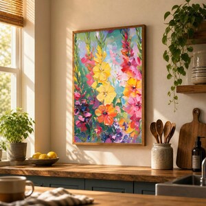 Pu&ograve; includere: Un dipinto floreale incorniciato con fiori vibranti nei toni del giallo, rosa, rosso e viola. L'opera d'arte &egrave; esposta in un ambiente cucina, con un piano di lavoro in legno e una finestra sullo sfondo. Le dimensioni del dipinto non sono visibili.