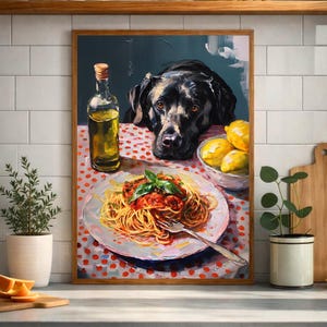 Pode incluir: Pintura emoldurada que retrata um c&atilde;o preto olhando para um prato de espaguete com molho de tomate e manjeric&atilde;o. Uma garrafa de azeite e uma tigela de lim&otilde;es est&atilde;o sobre a mesa. A mesa tem uma toalha de mesa de bolinhas vermelhas e brancas.
