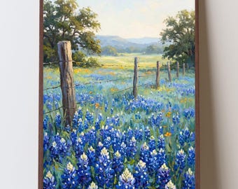Könnte beinhalten: Ein gerahmtes Ölgemälde, das ein Feld mit blau blühenden Lupinen mit weißlichen Spitzen zeigt, einen verwitterten Holzzaun mit Stacheldraht, der durch die Wiese verläuft, grüne Bäume im Hintergrund und einen sanften, hellen Himmel über der Landschaft.