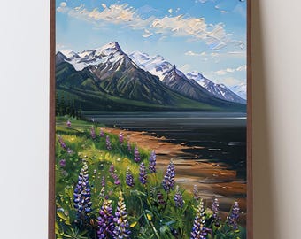 Könnte beinhalten: Gerahmtes Landschaftsgemälde, das eine Bergkette mit schneebedeckten Gipfeln zeigt, die sich in einem dunklen See spiegeln. Violette Lupinenblüten blühen im Vordergrund, mit blauem Himmel und weißen Wolken darüber. Das Kunstwerk befindet sich in einem braunen Holzrahmen.