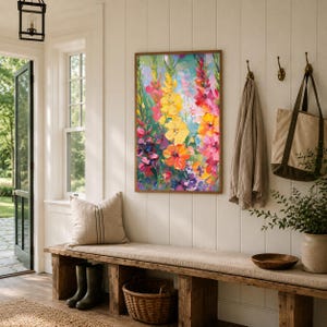 Pu&ograve; includere: Un dipinto floreale incorniciato con colori vivaci &egrave; appeso a una parete bianca. L'opera presenta un bouquet di fiori gialli, arancioni, rosa e viola. Sono visibili anche una panca in legno con un cuscino, un cesto e una borsa.
